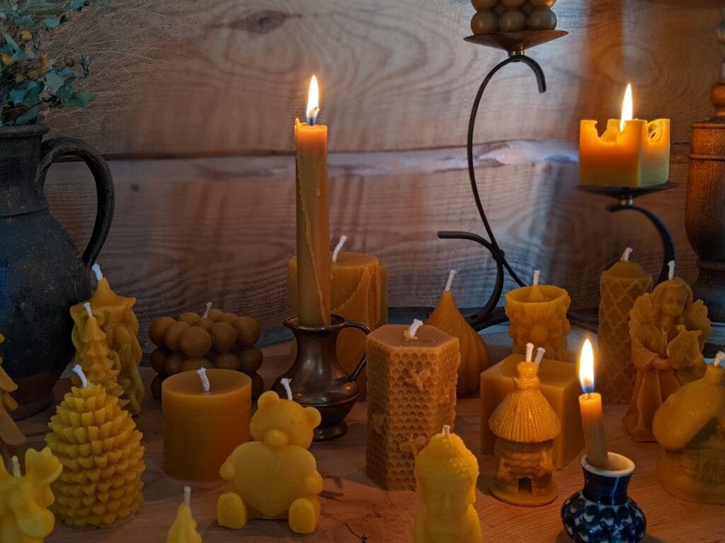 Tvarios šventės: natūralios dovanos, kurios džiugina ir gamtą 1 Gamtos_filosofija_bičių_vaško_žvakės_miško_medus