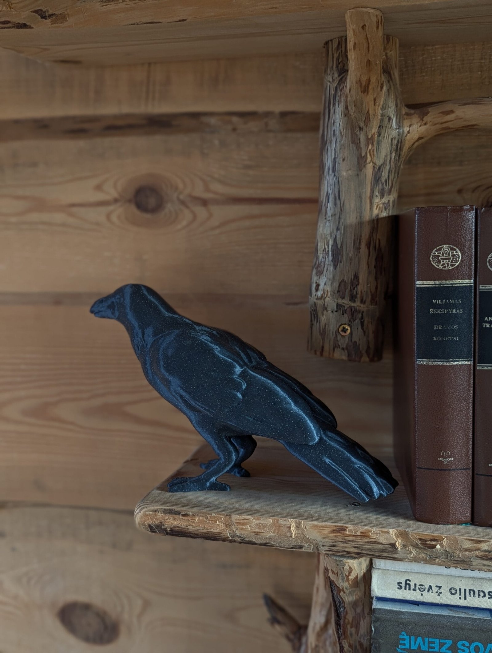 Dekoratyvinė 3D spausdinta kranklio figūra 3 dekoratyvinis_juodas_paukštis_3d_spausdinimas_interjero_dekoracija_gamtos_filosofija_kranklys_varna