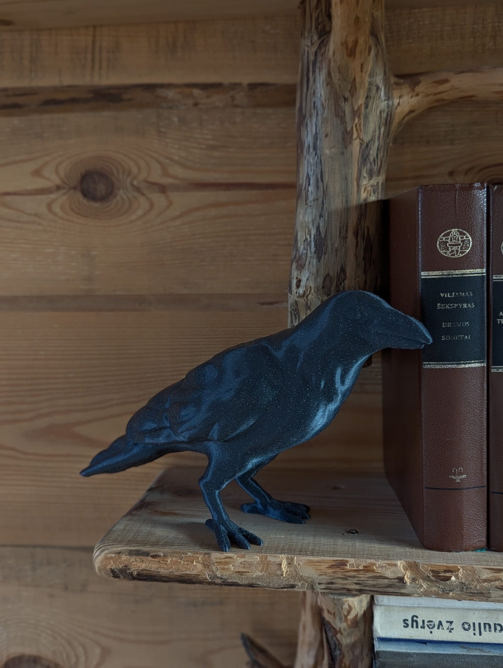 Dekoratyvinė 3D spausdinta kranklio figūra 5 dekoratyvinis_juodas_paukštis_3d_spausdinimas_interjero_dekoracija_gamtos_filosofija_kranklys_varna