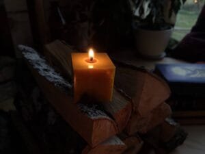 Bičių vaško žvakės_Rankų darbo žvakės_Natūralios žvakės_Klasikinės žvakės_Gamtos filosofija