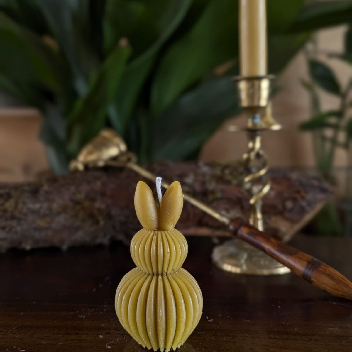 Bičių vaško žvakė Velykų zuikis