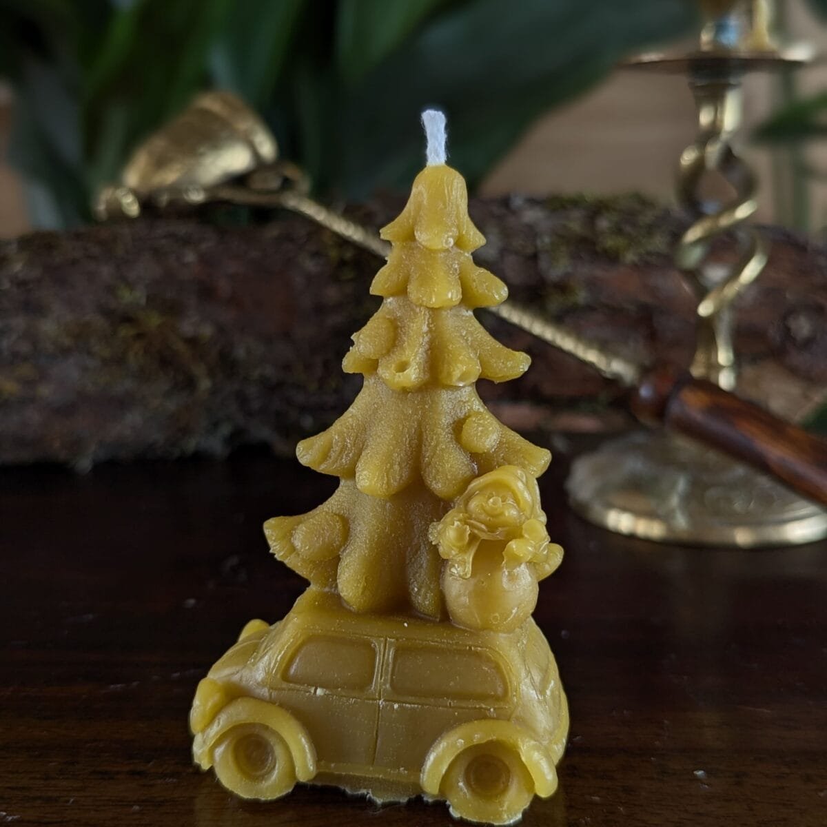 Bičių vaško žvakė Eglutė ant automobiliuko